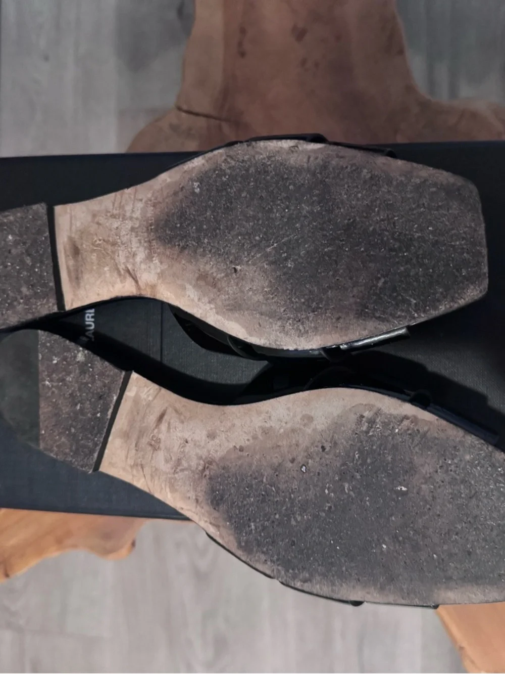 SAINT LAURENT
Tribute Nu Pieds Patent Leather Flat Sandals - Picture 11 of 13